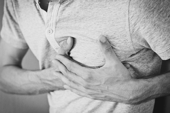 Jestliže se vlivem kornatění tepenných stěn postižen přívod krve (potažmo kyslíku a živin) do srdce, zvyšuje se riziko vzniku infarktu.